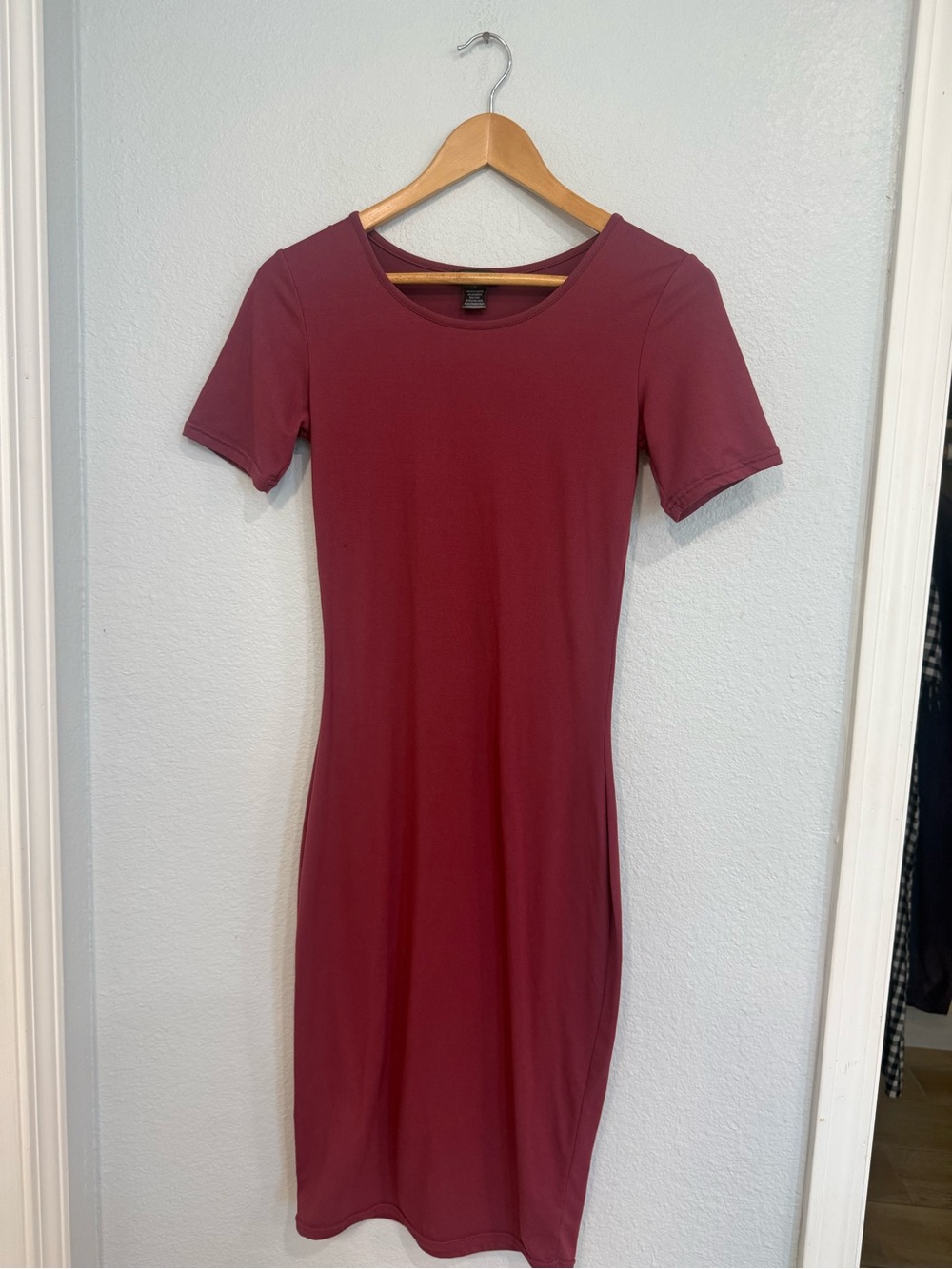 Very Soft Flattering Slim-Fit Short Sleeve Midi Dress in Wine Size Small
